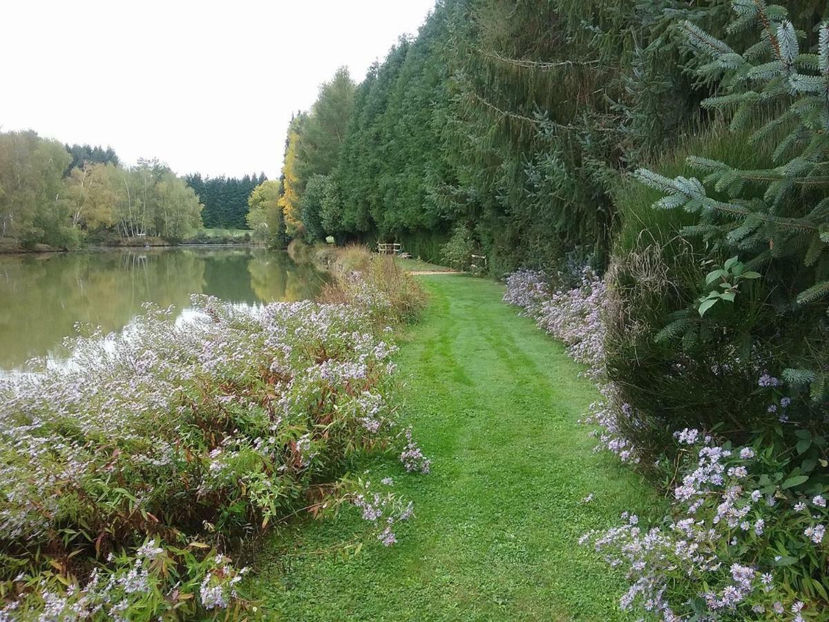 Spruce Lake Sauviat-sur-Vige Luaran gambar